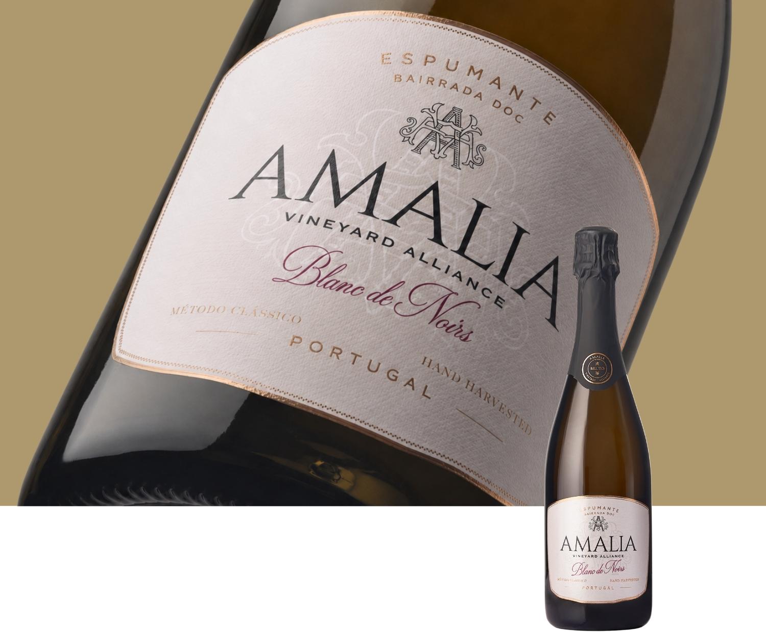 Espumante Amalia Blanc de Noirs com rótulo ampliado ao fundo e garrafa completa à direita